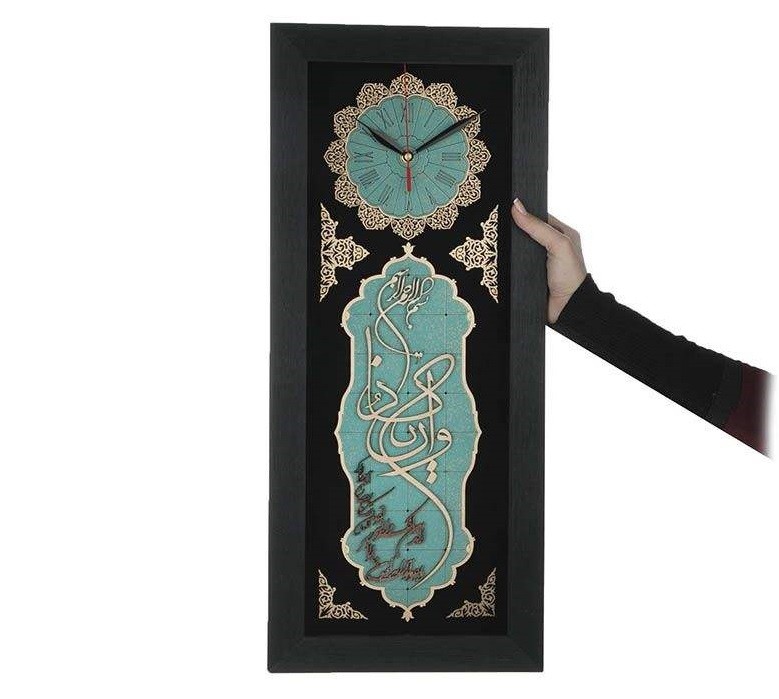 Muslimische Wanduhr mit Holzeinlage des Wa In Yakad Verses