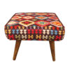 Traditioneller roter persischer Hocker mit Holzbeinen und Samtstoff, Art