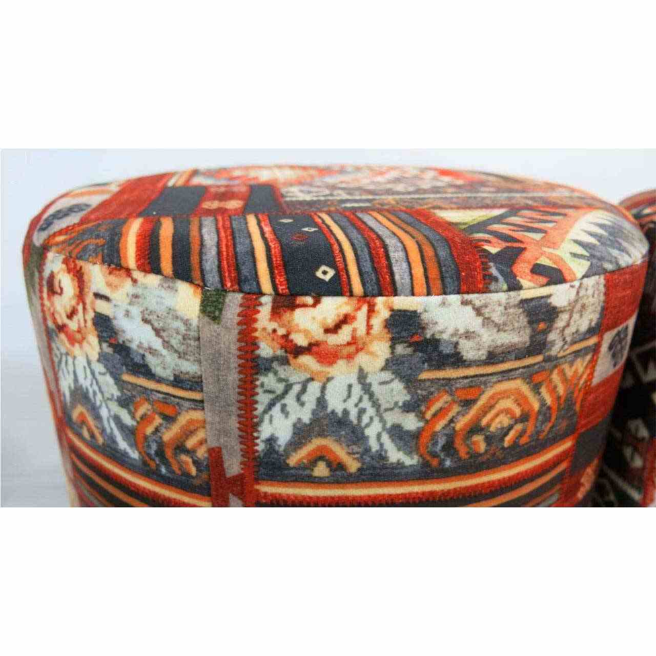 Traditioneller persischer Hocker mit Holzbeinen und Samtstoff, Pamir