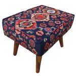 Traditioneller persischer Hocker mit Holzbeinen und Samtstoff MO4