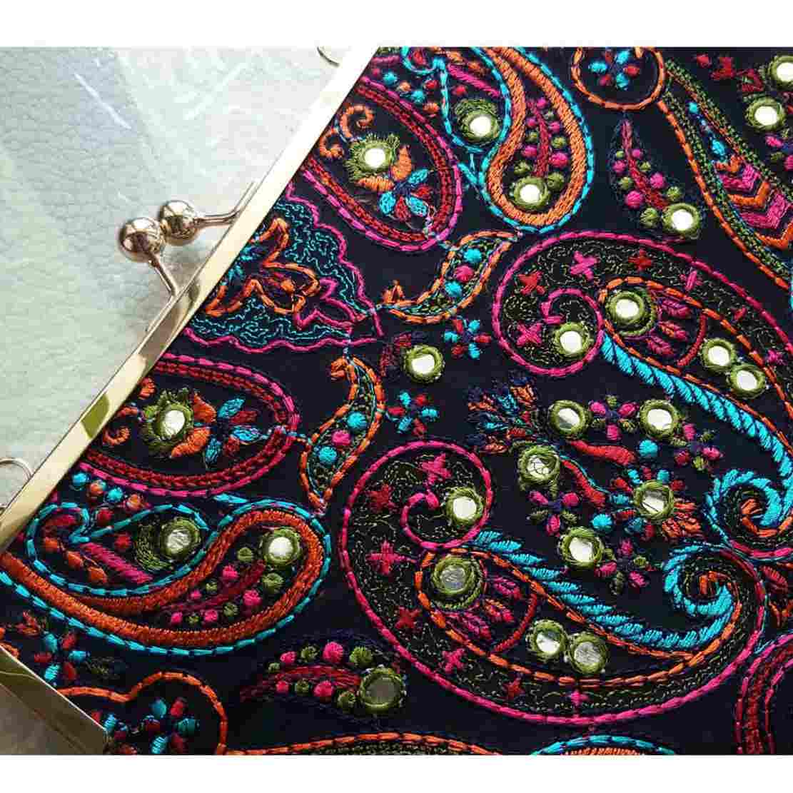 Bestickte Clutch-Handtasche mit Paisley-Muster