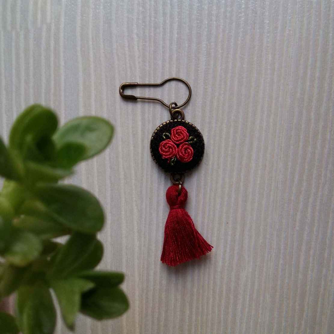 Gestickte Brosche – Rotes Blumenmodell