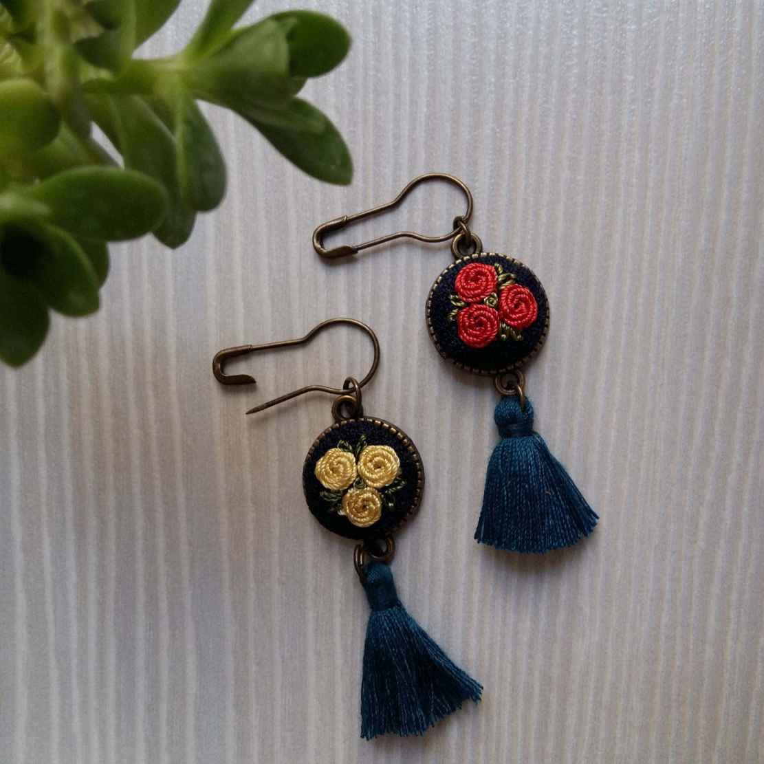 Gestickte Brosche – Blumenmodell SJ