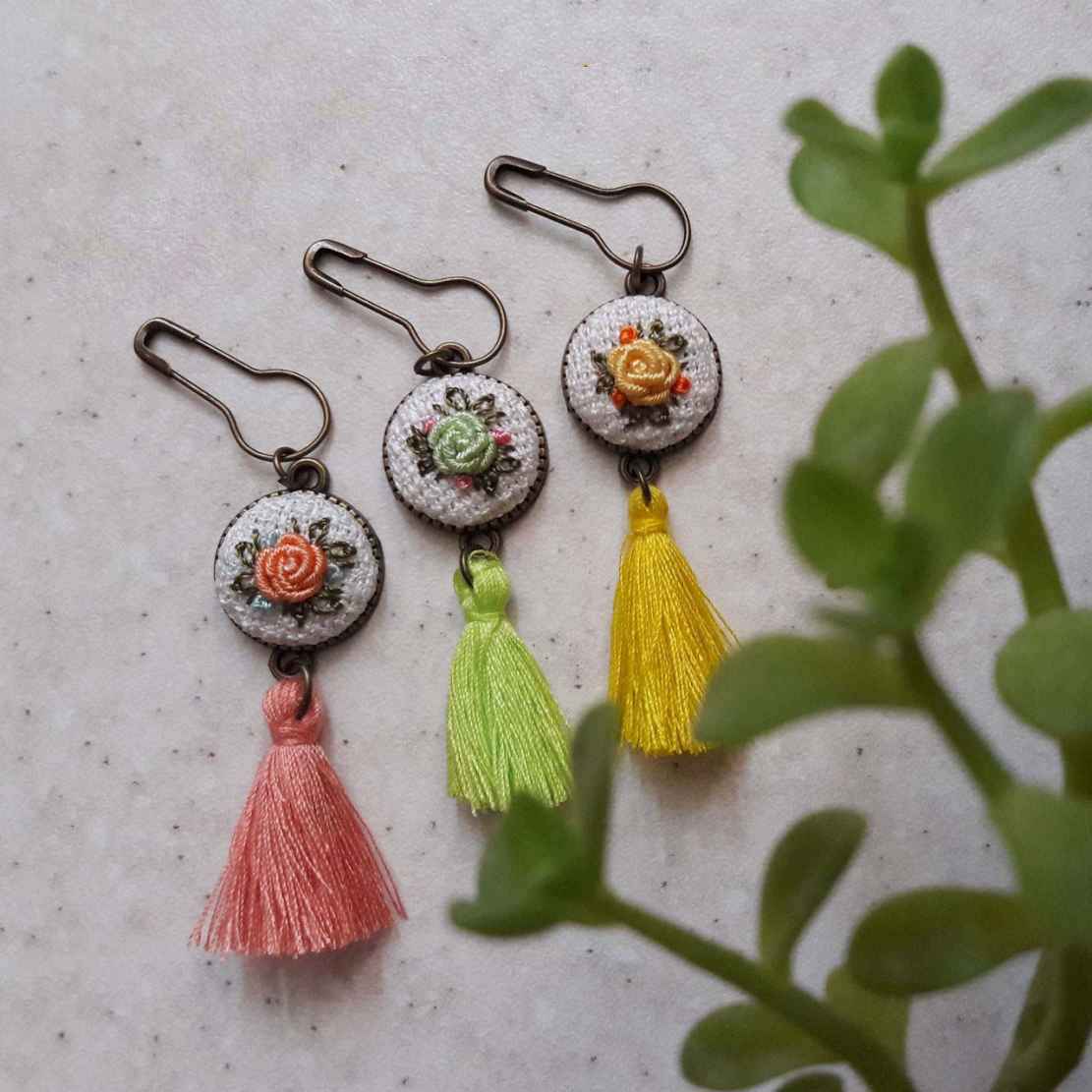 Gestickte Brosche – Blaues Blumen-Design