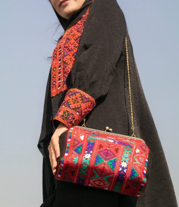 Handgefertigtes Balochi besticktes Kleidungsstück – Klassisches Design