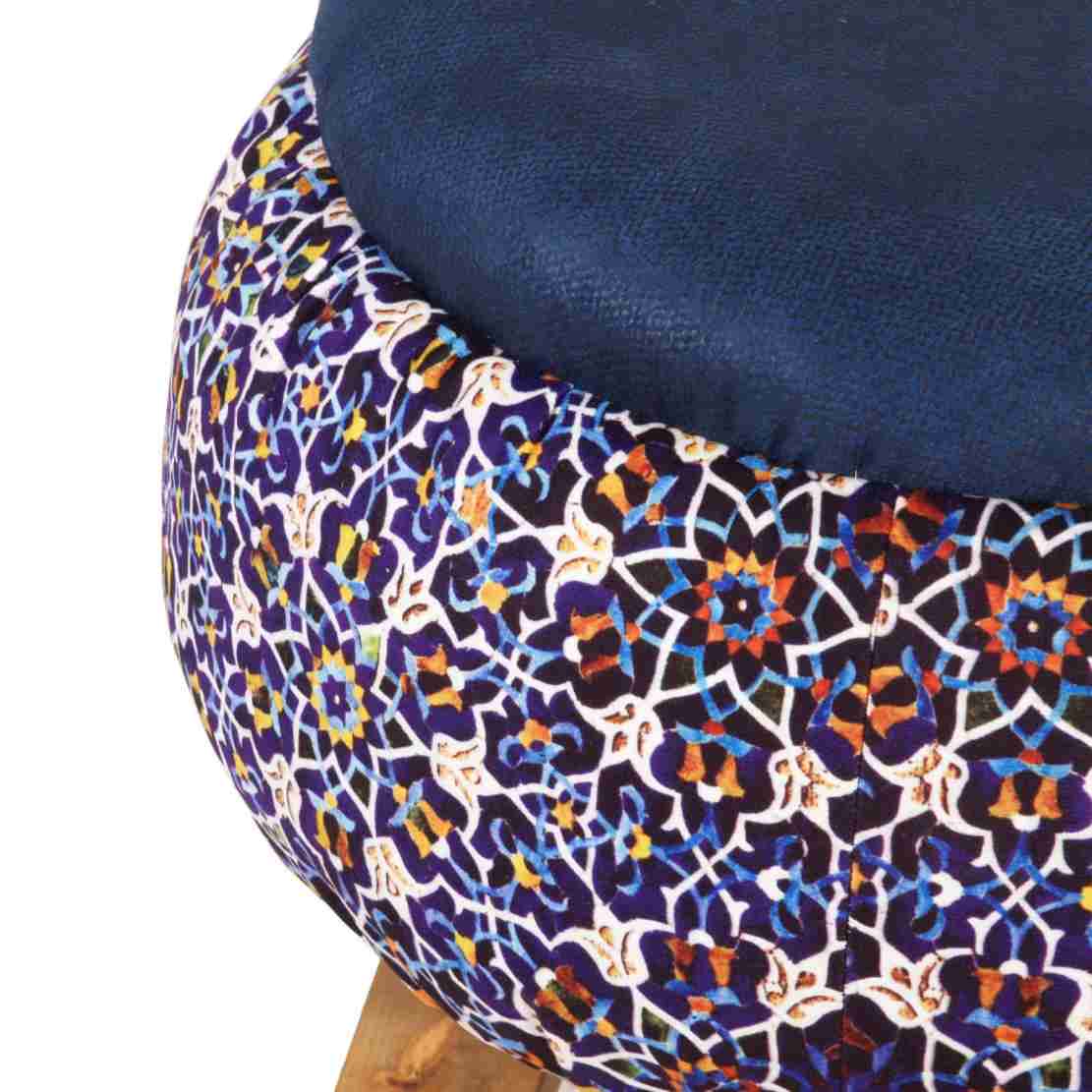 Runder Samt-Hocker mit Holzbeinen, inspiriert von persischer Kunst, Marineblau