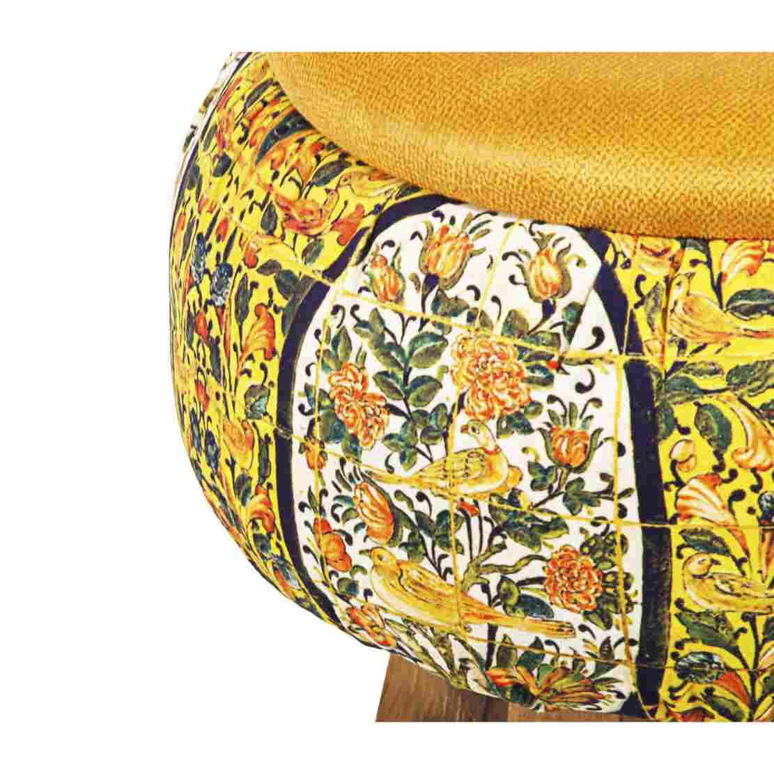 Runder Samt-Hocker mit Holzbeinen, inspiriert von persischer Kunst, Gelb