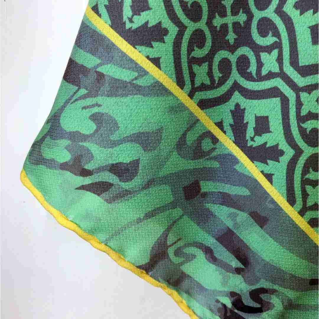 Persischer Künstlerischer Schal für Damen – Luxus und Lebendiger Nastaliq-Druck