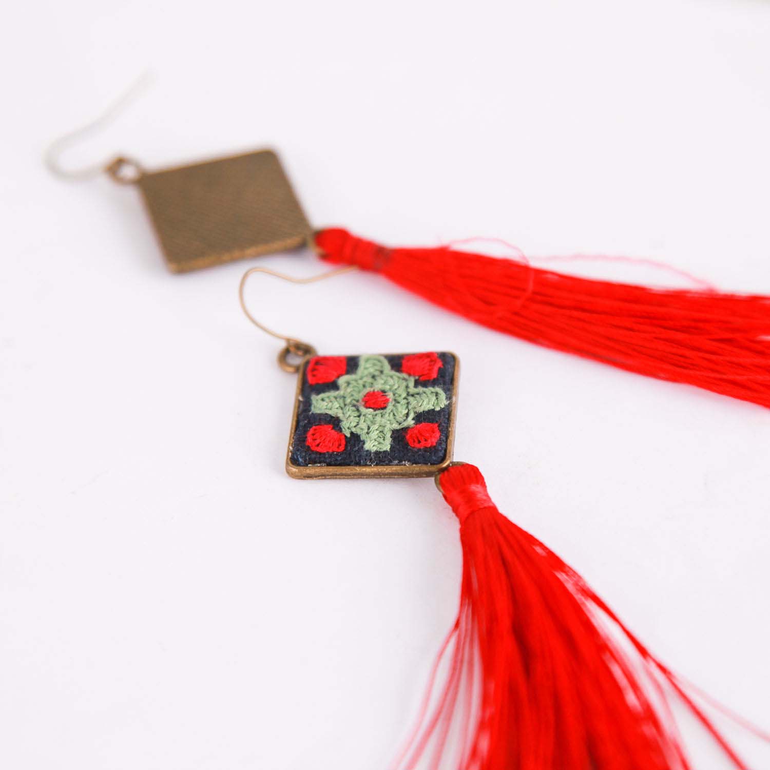 Persische bestickte Ohrringe Balochi traditionelle Suzani mit Quaste Nura