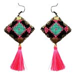 Persische bestickte Ohrringe Balochi traditionelle Suzani mit rosa Quaste