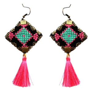 Persische bestickte Ohrringe Balochi traditionelle Suzani mit rosa Quaste