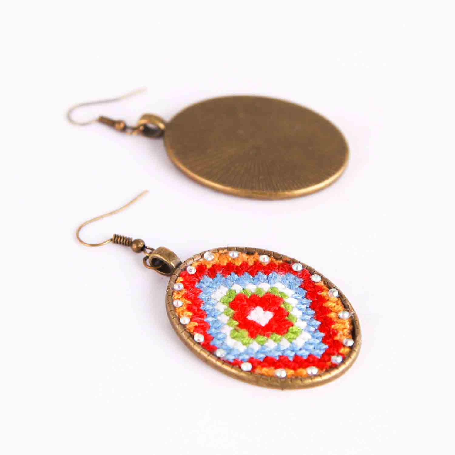 Persische bestickte Ohrringe Balochi traditionelle Suzani mit roten Blumen