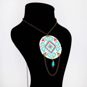 Traditionelle persische bestickte Halskette mit Balochi Blau-Himmel-Design