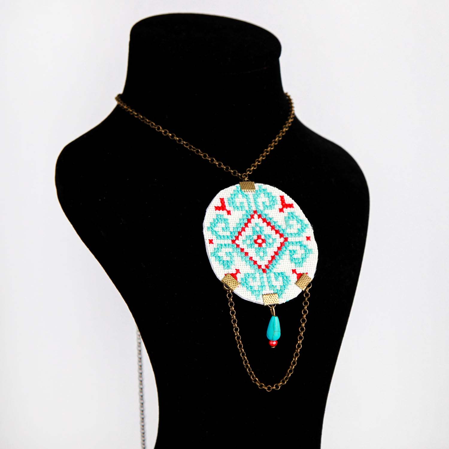 Traditionelle persische bestickte Halskette mit Balochi Blau-Himmel-Design