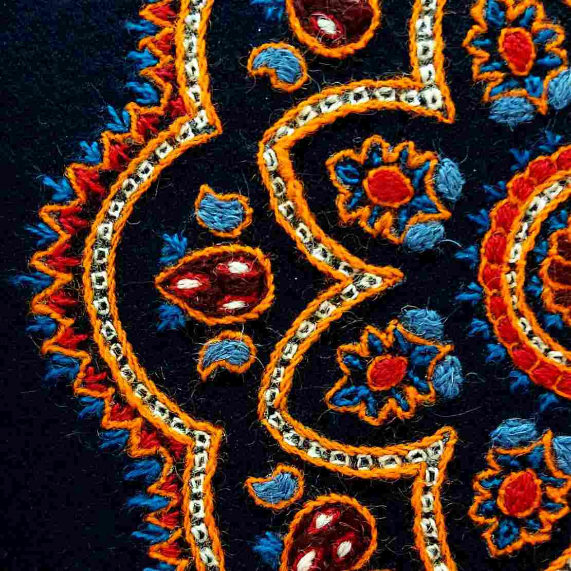 Persischer bestickter Wandteppich – Florale Toranj-Textilkunst