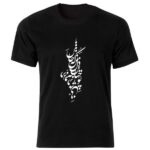 Schwarzes T-Shirt im Persischen Stil Modell Parsi — Elegante Persische Kalligrafie, Traditionelles Schriftbild