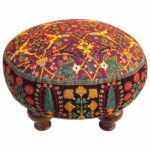 Traditioneller persischer Hocker mit Holzbeinen und Samtstoff, Art