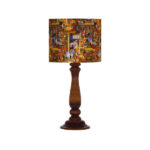 Traditionelle Holz-Tischlampe mit persisch inspiriertem Lampenschirm Schahnameh