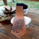 Herrenkrawatte – Echtes Leder mit persisch inspirierter künstlerischer Kalligrafie