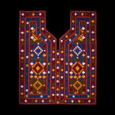 Handgefertigtes Balochi besticktes Kleidungsstück – Modell Blume