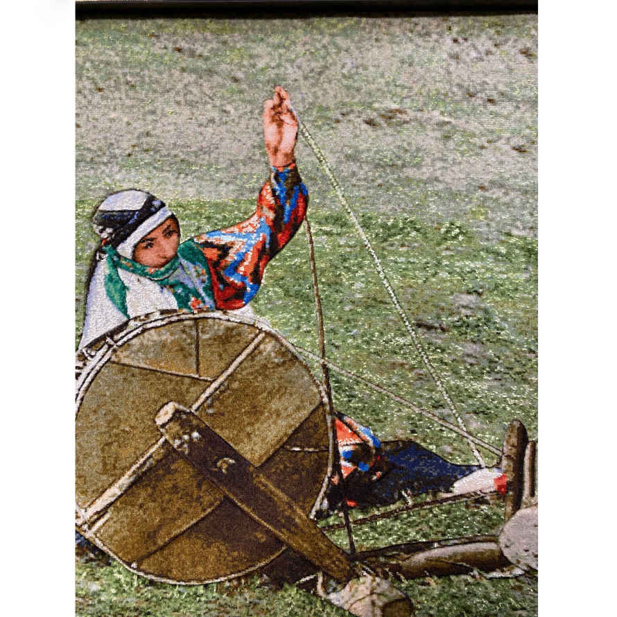 Handgeknüpfter persischer Bildteppich aus Tabriz, der das Spinnen von Garn darstellt