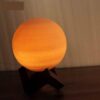 Persische Globus-Salzlampen - Handgefertigtes Planeten-Design mit Holzfuß