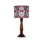 Traditionelle Holz-Tischlampe mit persisch inspiriertem Lampenschirm