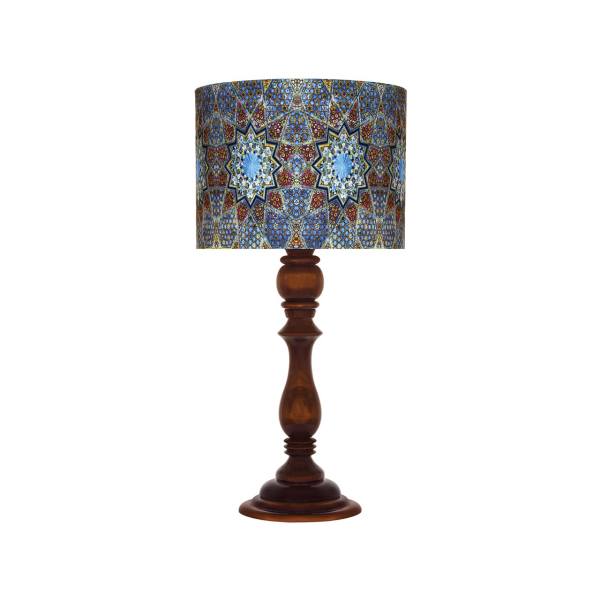 Traditionelle Holz-Tischlampe mit persisch inspiriertem Lampenschirm Delban
