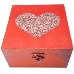 Holzbox zum Verschenken mit künstlerischem Muster Herz