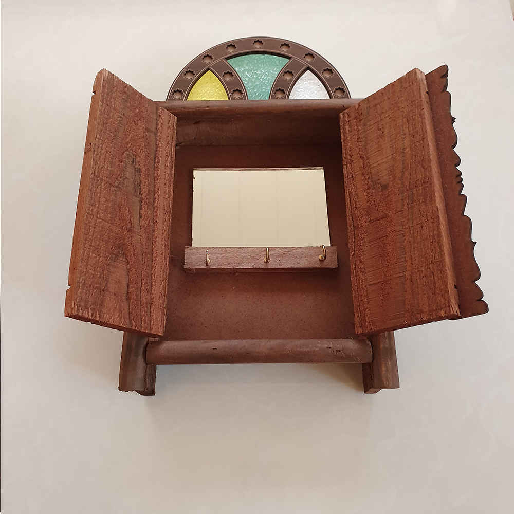 Handgefertigter persischer Wand-Schlüsselkasten mit Tür im traditionellen Stil