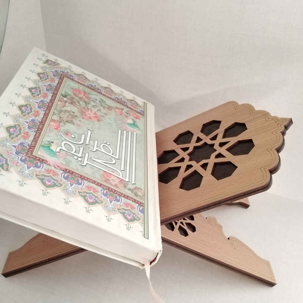 Faltbarer hölzerner Koran-Lesepult mit geometrischer islamischer Ornamentik