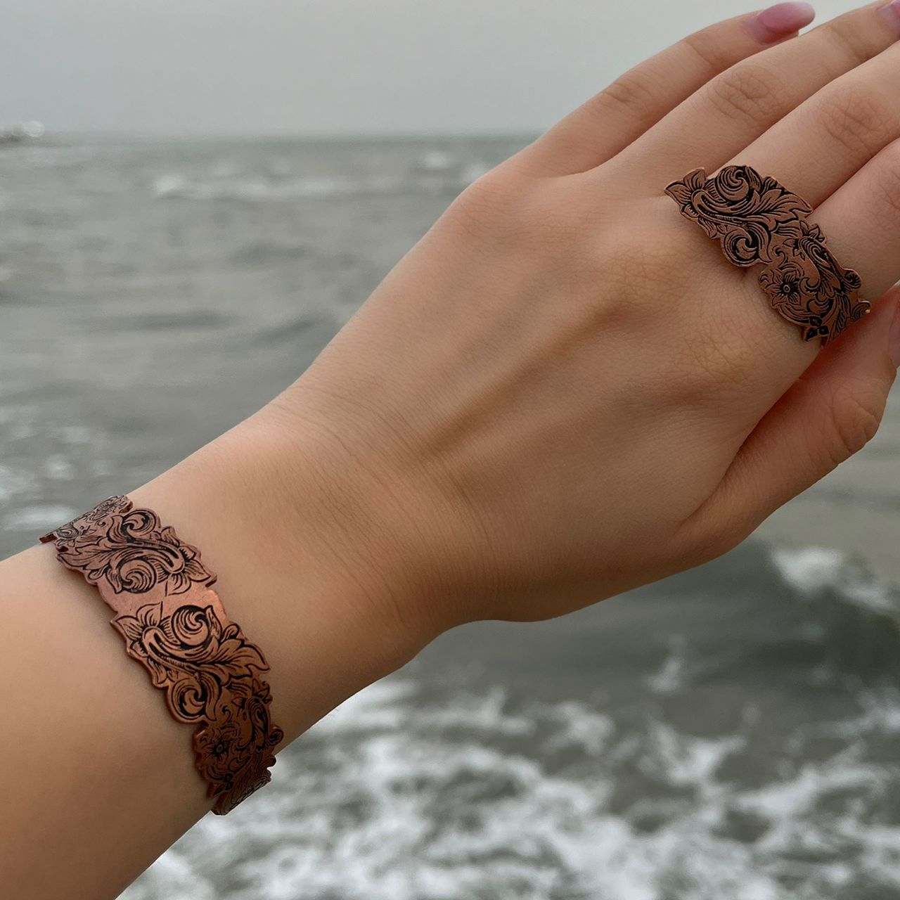 Künstlerisches Kupferarmband – Floral Affirmation Stil