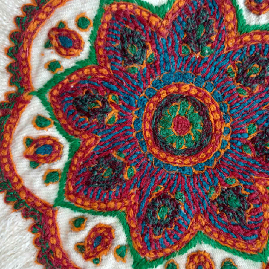 Pateh Kerman’s Eleganz Handgefertigte Pateh Tischdecke Ghatreh