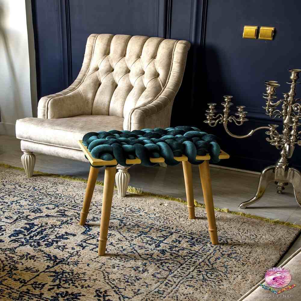 Moderner Hocker mit gestrickten Beinen in blauer Farbe