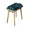 Moderner Hocker mit gestrickten Beinen in blauer Farbe