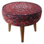 Traditioneller roter persischer Hocker mit Holzbeinen und Samtstoff, Arka