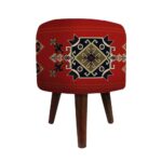 Runder Samt-Hocker mit Holzbeinen, inspiriert von persischer Kunst, Rot Arsham