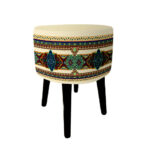 Runder Samt-Hocker mit Holzbeinen, inspiriert von persischer Kunst, Creme Mehr