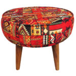 Traditioneller roter persischer Hocker mit Holzbeinen und Samtstoff Mohana