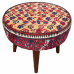 Traditioneller roter persischer Hocker mit Holzbeinen und Samtstoff
