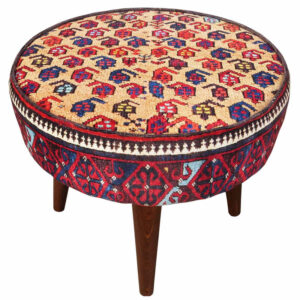 Traditioneller roter persischer Hocker mit Holzbeinen und Samtstoff