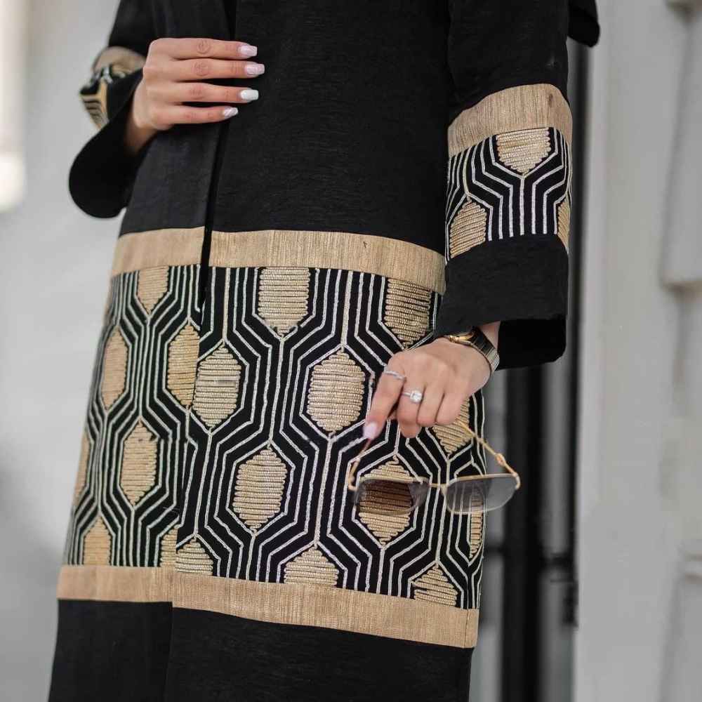 Luxuriöses persisches Manto-Modell „Golden“ – eine strahlende Kombination aus traditioneller