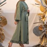 Elegantes persisches Manto-Modell „Kazhal“ – perfekt für einen stilvollen Auftritt
