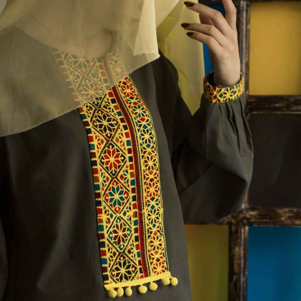 Elegantes persisches Manto-Modell Rasta – inspiriert von traditioneller Mode mit modernem Touch