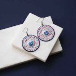 Handgefertigte persische Ohrringe mit Minakari-Kunstblume