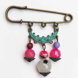 Moderne Safety Pin Brooch mit bunten Edelsteinen – Lebendig und verspielt