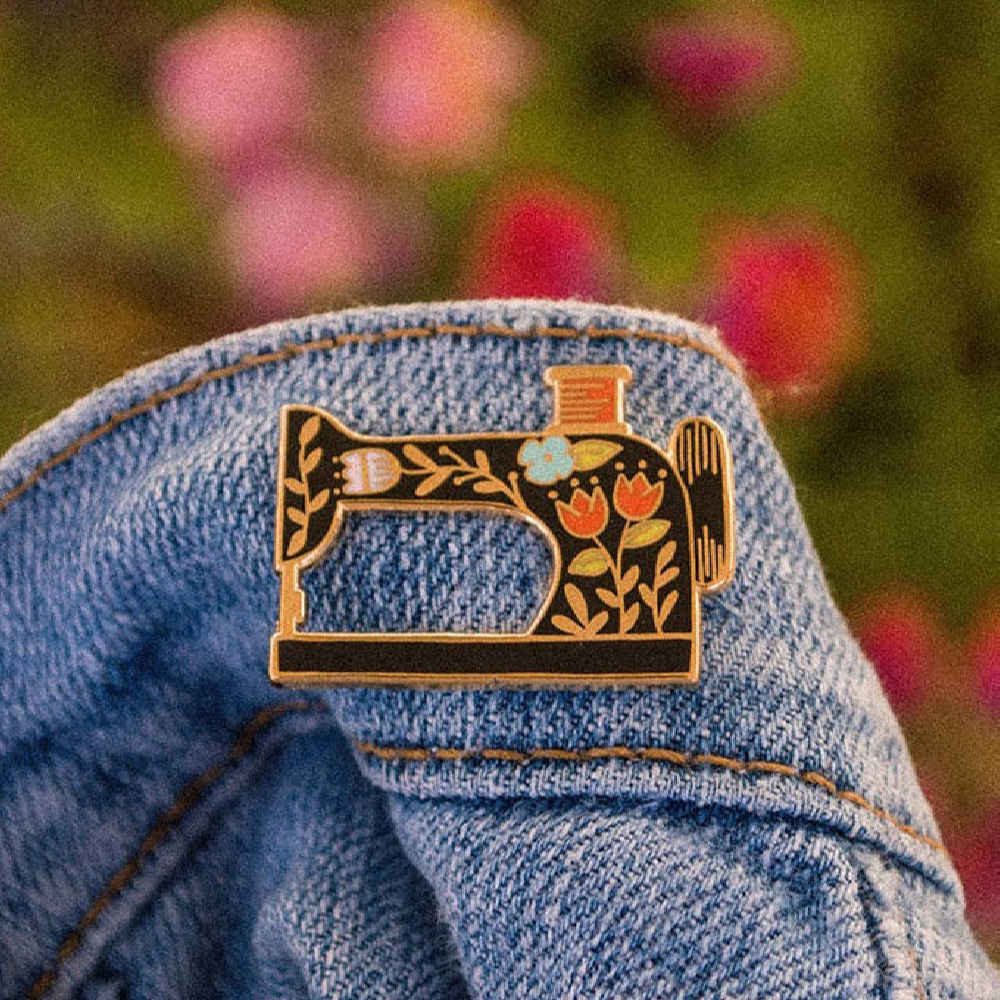 Art Deco Broschen-Anstecker Modell Nähmaschine