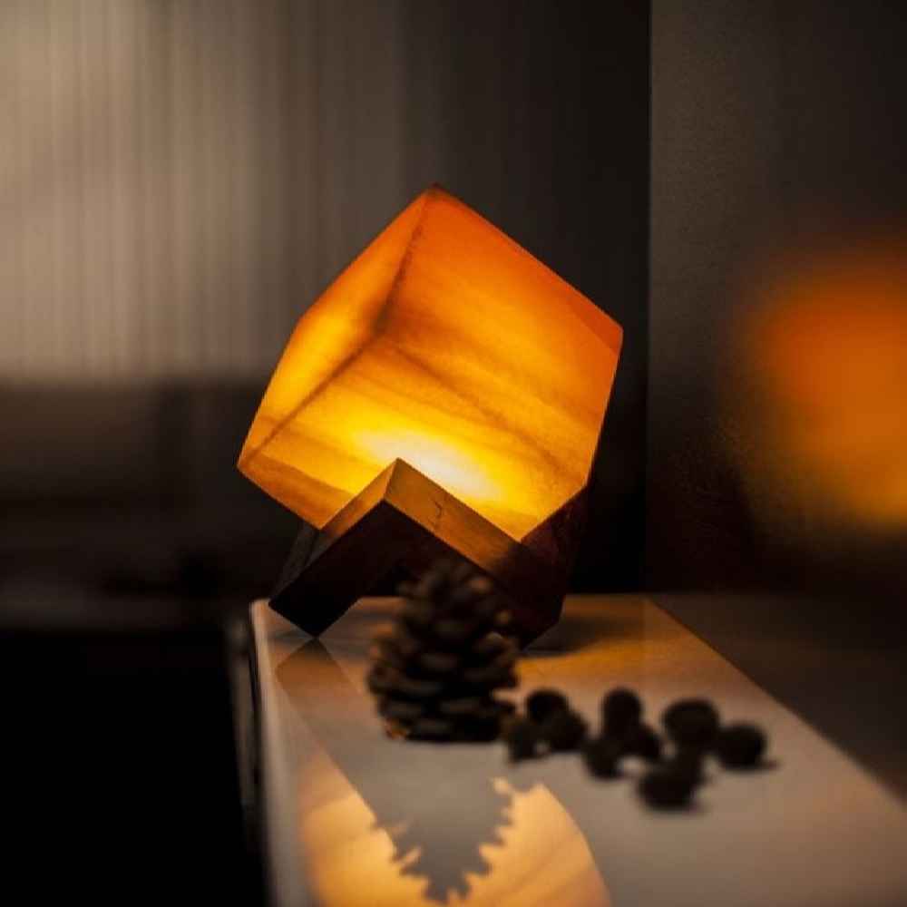 Persische Würfel-Salzlampe – Handgefertigtes Kubus-Design mit Holzsockel