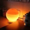 Persische Globus-Salzlampen - Handgefertigtes Design mit Holzfuß