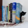 Katzenmotiv Buchstütze aus Metallkunst – geeignet für gemütliche oder tierinspirierten Dekor
